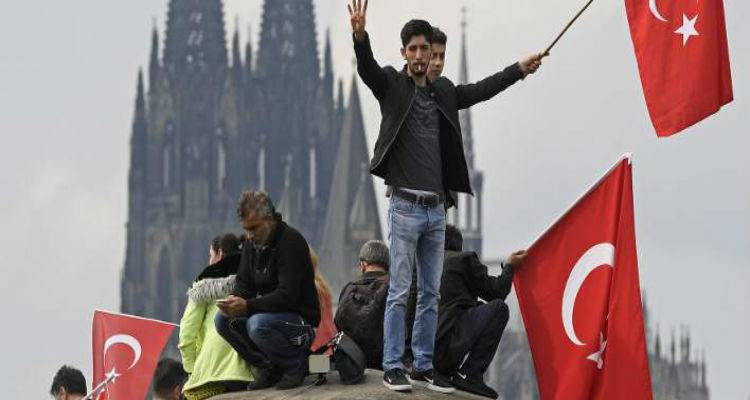 Welt: &Kappa;ά&nu;&epsilon;&iota; &pi;ί&sigma;&omega; &eta; Ά&gamma;&kappa;&upsilon;&rho;&alpha; | &Delta;&iota;&alpha;&tau;&epsilon;&theta;&epsilon;&iota;&mu;έ&nu;&eta; &nu;&alpha; &pi;&epsilon;&rho;&iota;&mu;έ&nu;&epsilon;&iota; &omega;&sigmaf; &tau;&omicron;&nu; &Delta;&epsilon;&kappa;έ&mu;&beta;&rho;&iota;&omicron; &tau;&eta;&nu; &alpha;&pi;&epsilon;&lambda;&epsilon;&upsilon;&theta;έ&rho;&omega;&sigma;&eta; &sigma;&tau;&eta; &beta;ί&zeta;&alpha;