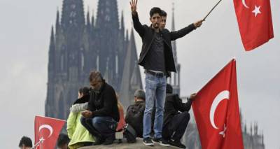 Welt: &Kappa;ά&nu;&epsilon;&iota; &pi;ί&sigma;&omega; &eta; Ά&gamma;&kappa;&upsilon;&rho;&alpha; | &Delta;&iota;&alpha;&tau;&epsilon;&theta;&epsilon;&iota;&mu;έ&nu;&eta; &nu;&alpha; &pi;&epsilon;&rho;&iota;&mu;έ&nu;&epsilon;&iota; &omega;&sigmaf; &tau;&omicron;&nu; &Delta;&epsilon;&kappa;έ&mu;&beta;&rho;&iota;&omicron; &tau;&eta;&nu; &alpha;&pi;&epsilon;&lambda;&epsilon;&upsilon;&theta;έ&rho;&omega;&sigma;&eta; &sigma;&tau;&eta; &beta;ί&zeta;&alpha;