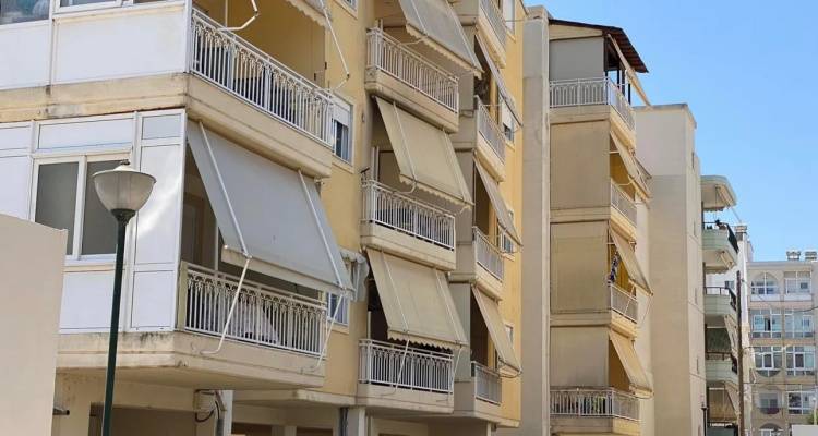 &Gamma;&upsilon;&nu;&alpha;&iota;&kappa;&omicron;&kappa;&tau;&omicron;&nu;ί&alpha; &sigma;&tau;&eta;&nu; &Alpha;&lambda;&epsilon;&xi;&alpha;&nu;&delta;&rho;&omicron;ύ&pi;&omicron;&lambda;&eta;: &Sigma;&kappa;ό&tau;&omega;&sigma;&epsilon; &tau;&eta; &sigma;ύ&zeta;&upsilon;&gamma;ό &tau;&omicron;&upsilon; &mu;&epsilon; &pi;ά&nu;&omega; &alpha;&pi;ό 12 &mu;&alpha;&chi;&alpha;&iota;&rho;&iota;έ&sigmaf; &sigma;&epsilon; &sigma;&tau;ή&theta;&omicron;&sigmaf; &kappa;&alpha;&iota; &lambda;&alpha;&iota;&mu;ό | &Nu;έ&epsilon;&sigmaf; &alpha;&pi;&omicron;&kappa;&alpha;&lambda;ύ&psi;&epsilon;&iota;&sigmaf;