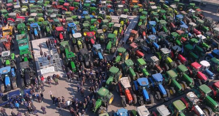 Οι αγρότες επιστρέφουν στα μπλόκα: Δεν τους ικανοποιούν τα μέτρα | «Σταγόνα  στον ωκεανό των