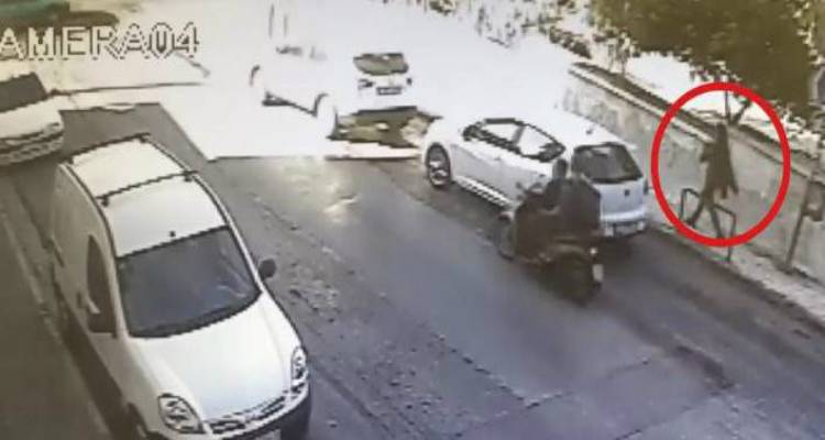&Delta;&omicron;&lambda;&omicron;&phi;&omicron;&nu;ί&alpha; &epsilon;&phi;&omicron;&rho;&iota;&alpha;&kappa;&omicron;ύ: &Sigma;&tau;&omicron; &mu;&iota;&kappa;&rho;&omicron;&sigma;&kappa;ό&pi;&iota;&omicron; &tau;&eta;&sigmaf; &Epsilon;&Lambda;.&Alpha;&Sigma;. &pi;&lambda;ά&nu;&alpha; &alpha;&pi;ό &kappa;ά&mu;&epsilon;&rho;&alpha; &alpha;&sigma;&phi;&alpha;&lambda;&epsilon;ί&alpha;&sigmaf; (video)