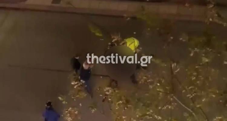 &Theta;&epsilon;&sigma;&sigma;&alpha;&lambda;&omicron;&nu;ί&kappa;&eta;: &Mu;&omicron;&tau;&omicron;&sigma;&iota;&kappa;&lambda;έ&tau;&alpha; &pi;&alpha;&rho;έ&sigma;&upsilon;&rho;&epsilon; &kappa;&alpha;&iota; &sigma;&kappa;ό&tau;&omega;&sigma;&epsilon; 63&chi;&rho;&omicron;&nu;&omicron; &pi;&epsilon;&zeta;ό [&beta;ί&nu;&tau;&epsilon;&omicron;]