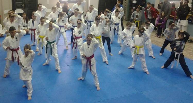 &laquo;&Mu;&alpha;&chi;&eta;&tau;έ&sigmaf; &Lambda;ή&mu;&nu;&omicron;&upsilon;&raquo;: &Gamma;&nu;ώ&rho;&iota;&sigma;&epsilon; &tau;&omicron; &kappa;&alpha;&rho;ά&tau;&epsilon; &kappa;&alpha;&iota; &gamma;ί&nu;&epsilon; &epsilon;&sigma;ύ &omicron; &kappa;&upsilon;&rho;ί&alpha;&rho;&chi;&omicron;&sigmaf; &tau;&omicron;&upsilon; &pi;&alpha;&iota;&chi;&nu;&iota;&delta;&iota;&omicron;ύ!