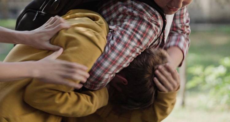 Ά&gamma;&rho;&iota;&omicron; &pi;&epsilon;&rho;&iota;&sigma;&tau;&alpha;&tau;&iota;&kappa;ό bullying &sigma;&epsilon; &sigma;&chi;&omicron;&lambda;&epsilon;ί&omicron; &tau;&eta;&sigmaf; &Nu;έ&alpha;&sigmaf; &Phi;&iota;&lambda;&alpha;&delta;έ&lambda;&phi;&epsilon;&iota;&alpha;&sigmaf;: 12&chi;&rho;&omicron;&nu;&omicron;&sigmaf; &delta;έ&chi;&theta;&eta;&kappa;&epsilon; &epsilon;&pi;ί&theta;&epsilon;&sigma;&eta; &mu;&epsilon; &mu;&pi;&omicron;&upsilon;&nu;&iota;έ&sigmaf; &kappa;&alpha;&iota; &kappa;&lambda;&omega;&tau;&sigma;&iota;έ&sigmaf; &alpha;&pi;ό &pi;έ&nu;&tau;&epsilon; &sigma;&upsilon;&mu;&mu;&alpha;&theta;&eta;&tau;έ&sigmaf; &tau;&omicron;&upsilon;