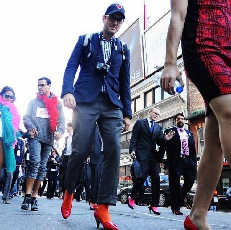 Άνδρες έβαλαν γόβες για καλό σκοπό