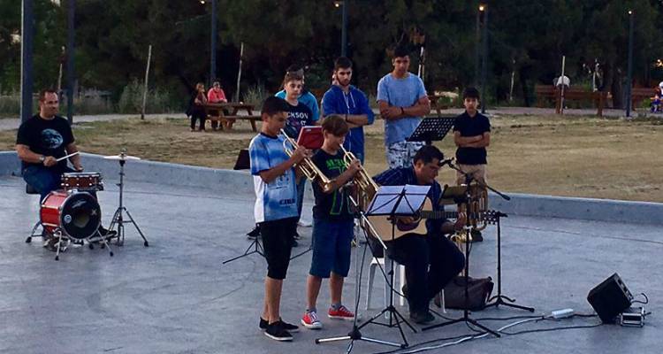 &Omicron;&iota; &mu;&omicron;&upsilon;&sigma;&iota;&kappa;&omicron;ί &tau;&eta;&sigmaf; &Phi;&iota;&lambda;&alpha;&rho;&mu;&omicron;&nu;&iota;&kappa;ή&sigmaf; &Lambda;ή&mu;&nu;&omicron;&upsilon; &xi;&epsilon;&delta;ί&pi;&lambda;&omega;&sigma;&alpha;&nu; &tau;&omicron; &tau;&alpha;&lambda;έ&nu;&tau;&omicron; &tau;&omicron;&upsilon;&sigmaf; &sigma;&tau;&omicron; &kappa;&omicron;&iota;&nu;ό &tau;&omicron;&upsilon; &Alpha;&gamma;. &Delta;&eta;&mu;&eta;&tau;&rho;ί&omicron;&upsilon; (photos + video)