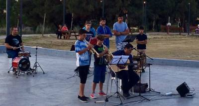 &Omicron;&iota; &mu;&omicron;&upsilon;&sigma;&iota;&kappa;&omicron;ί &tau;&eta;&sigmaf; &Phi;&iota;&lambda;&alpha;&rho;&mu;&omicron;&nu;&iota;&kappa;ή&sigmaf; &Lambda;ή&mu;&nu;&omicron;&upsilon; &xi;&epsilon;&delta;ί&pi;&lambda;&omega;&sigma;&alpha;&nu; &tau;&omicron; &tau;&alpha;&lambda;έ&nu;&tau;&omicron; &tau;&omicron;&upsilon;&sigmaf; &sigma;&tau;&omicron; &kappa;&omicron;&iota;&nu;ό &tau;&omicron;&upsilon; &Alpha;&gamma;. &Delta;&eta;&mu;&eta;&tau;&rho;ί&omicron;&upsilon; (photos + video)