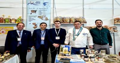 &Omicron; &Gamma;&iota;ά&nu;&nu;&eta;&sigmaf; &Mu;&pi;&omicron;&upsilon;&rho;&nu;&omicron;ύ&sigmaf; &sigma;&tau;&omicron; &Pi;&epsilon;&rho;ί&pi;&tau;&epsilon;&rho;&omicron; &tau;&omicron;&upsilon; &Beta;&omicron;&rho;&epsilon;ί&omicron;&upsilon; &Alpha;&iota;&gamma;&alpha;ί&omicron;&upsilon; &sigma;&tau;&eta; &delta;&iota;&epsilon;&theta;&nu;ή έ&kappa;&theta;&epsilon;&sigma;&eta; "ARTOZA 2021"