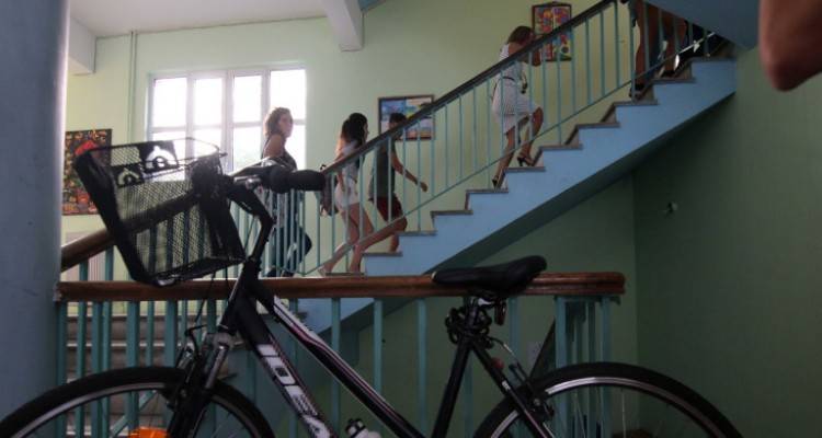 &Alpha;&mu;&alpha;&lambda;&iota;ά&delta;&alpha;: &laquo;&Eta;&rho;&theta;&epsilon; &pi;&iota;&sigma;ώ&pi;&lambda;&alpha;&tau;&alpha;, &mu;&omicron;&upsilon; έ&rho;&iota;&xi;&epsilon; &delta;ύ&omicron; &mu;&alpha;&chi;&alpha;&iota;&rho;&iota;έ&sigmaf;&raquo;: &Omicron; 15&chi;&rho;&omicron;&nu;&omicron;&sigmaf; &mu;&iota;&lambda;ά&epsilon;&iota; &gamma;&iota;&alpha; &tau;&eta;&nu; &epsilon;&pi;ί&theta;&epsilon;&sigma;&eta; &tau;&omicron;&upsilon; &sigma;&upsilon;&mu;&mu;&alpha;&theta;&eta;&tau;ή &tau;&omicron;&upsilon;