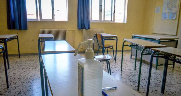 &Kappa;&alpha;&lambda;ύ&beta;&iota;&alpha;: &Pi;&alpha;&tau;έ&rho;&alpha;&sigmaf; &mu;&alpha;&theta;&eta;&tau;ή &epsilon;&pi;&iota;&tau;έ&theta;&eta;&kappa;&epsilon; &sigma;&epsilon; &kappa;&alpha;&theta;&eta;&gamma;ή&tau;&rho;&iota;&alpha; &epsilon;&pi;&epsilon;&iota;&delta;ή έ&beta;&gamma;&alpha;&lambda;&epsilon; &epsilon;&kappa;&tau;ό&sigmaf; &alpha;ί&theta;&omicron;&upsilon;&sigma;&alpha;&sigmaf; &tau;&omicron; &gamma;&iota;&omicron; &tau;&omicron;&upsilon;