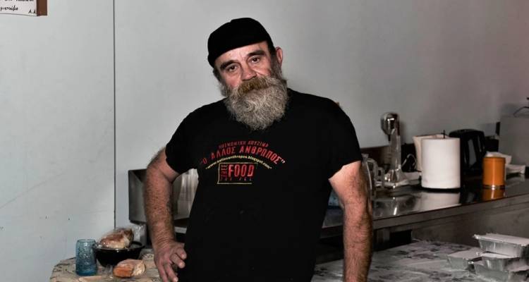 &laquo;Ά&lambda;&lambda;&omicron;&sigmaf; ά&nu;&theta;&rho;&omega;&pi;&omicron;&sigmaf;&raquo;: &Sigma;&tau;&omicron; &epsilon;&delta;ώ&lambda;&iota;&omicron; &omicron; &Pi;&omicron;&lambda;&upsilon;&chi;&rho;&omicron;&nu;ό&pi;&omicron;&upsilon;&lambda;&omicron;&sigmaf;, &eta; &mu;&eta;&tau;έ&rho;&alpha; &tau;&omicron;&upsilon; &kappa;&alpha;&iota; &omicron; &gamma;&alpha;&mu;&pi;&rho;ό&sigmaf; &tau;&omicron;&upsilon; &gamma;&iota;&alpha; &xi;έ&pi;&lambda;&upsilon;&mu;&alpha;