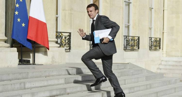 &Tau;&iota; &pi;&epsilon;&rho;&iota;&mu;έ&nu;&epsilon;&iota; &eta; &Epsilon;&upsilon;&rho;ώ&pi;&eta; &kappa;&alpha;&iota; &eta; &Alpha;&theta;ή&nu;&alpha; &alpha;&pi;ό &tau;&omicron;&nu; &Mu;&alpha;&kappa;&rho;ό&nu;