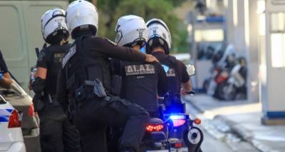 &Epsilon;&pi;ί&theta;&epsilon;&sigma;&eta; &sigma;&epsilon; 12&chi;&rho;&omicron;&nu;&omicron; &sigma;&tau;&eta;&nu; &Alpha;&rho;&gamma;&omicron;&lambda;ί&delta;&alpha;: &laquo;&Epsilon;&pi;&iota;&chi;&epsilon;ί&rho;&eta;&sigma;&alpha;&nu; &nu;&alpha; &tau;&omicron;&nu; &xi;&upsilon;&rho;ί&sigma;&omicron;&upsilon;&nu; &mu;&epsilon; &phi;&alpha;&lambda;&tau;&sigma;έ&tau;&alpha;&raquo;, &lambda;έ&epsilon;&iota; &delta;&iota;&kappa;&eta;&gamma;ό&rho;&omicron;&sigmaf; &tau;&eta;&sigmaf; &omicron;&iota;&kappa;&omicron;&gamma;έ&nu;&epsilon;&iota;&alpha;&sigmaf;