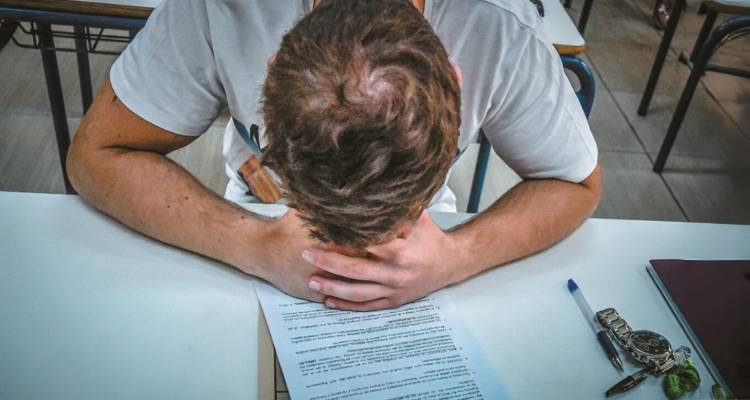 &Epsilon;&nu;&alpha;&sigmaf; &sigma;&tau;&omicron;&upsilon;&sigmaf; &delta;ύ&omicron; &mu;&alpha;&theta;&eta;&tau;έ&sigmaf; &delta;&epsilon;&nu; &pi;&alpha;&rho;&alpha;&kappa;&omicron;&lambda;&omicron;&upsilon;&theta;&epsilon;ί &tau;&omicron;&nu; &kappa;&alpha;&theta;&eta;&gamma;&eta;&tau;ή &sigma;&tau;&eta; &delta;&iota;&delta;&alpha;&sigma;&kappa;&alpha;&lambda;ί&alpha;