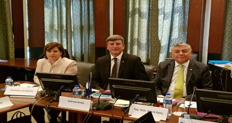 &Chi;&rho;&iota;&sigma;&tau;&iota;ά&nu;&alpha; &Kappa;&alpha;&lambda;&omicron;&gamma;ή&rho;&omicron;&upsilon;: &laquo;&Eta; &sigma;&upsilon;&nu;&epsilon;&rho;&gamma;&alpha;&sigma;ί&alpha; &sigma;&tau;&eta; &Mu;&alpha;ύ&rho;&eta; &Theta;ά&lambda;&alpha;&sigma;&sigma;&alpha; &delta;&eta;&mu;&iota;&omicron;&upsilon;&rho;&gamma;&epsilon;ί &pi;&rho;&omicron;&omicron;&pi;&tau;&iota;&kappa;έ&sigmaf; &gamma;&iota;&alpha; &tau;&eta;&nu; &omicron;&iota;&kappa;&omicron;&nu;&omicron;&mu;ί&alpha; &tau;&omega;&nu; &nu;&eta;&sigma;&iota;ώ&nu; &mu;&alpha;&sigmaf;&raquo;