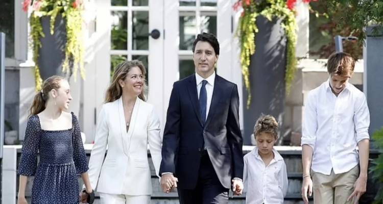 &Chi;&omega;&rho;&iota;&sigma;&mu;ό&sigmaf; &laquo;&beta;ό&mu;&beta;&alpha;&raquo; &tau;&omega;&nu; &Tau;&rho;&iota;&nu;&tau;ό: &Tau;&alpha; &tau;&rho;ί&alpha; &pi;&alpha;&iota;&delta;&iota;ά &theta;&alpha; &mu;&epsilon;ί&nu;&omicron;&upsilon;&nu; &mu;&epsilon; &tau;&omicron;&nu; &pi;&rho;&omega;&theta;&upsilon;&pi;&omicron;&upsilon;&rho;&gamma;ό, &eta; &mu;&eta;&tau;έ&rho;&alpha; &tau;&omicron;&upsilon;&sigmaf; έ&chi;&epsilon;&iota; &phi;ύ&gamma;&epsilon;&iota; &alpha;&pi;ό &tau;&omicron; &sigma;&pi;ί&tau;&iota;