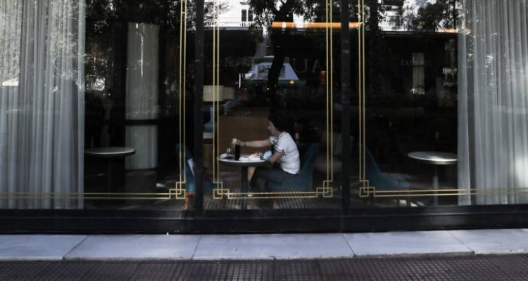 Σε ετοιμότητα για έκτακτα μέτρα στήριξης το οικονομικό επιτελείο | Το επιθυμητό και το απευκταίο σενάριο