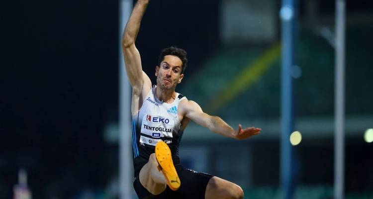 &Alpha;&nu;ί&kappa;&eta;&tau;&omicron;&sigmaf; &kappa;&alpha;&iota; &sigma;&tau;&eta; &Zeta;&upsilon;&rho;ί&chi;&eta; &omicron; &Tau;&epsilon;&nu;&tau;ό&gamma;&lambda;&omicron;&upsilon;, &pi;έ&tau;&alpha;&xi;&epsilon; &sigma;&tau;&alpha; 8,45&mu;.