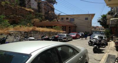 «Παρακαλείται ο οδηγός του οχήματος ΜΗΑ… όπως το απομακρύνει καθώς εκτελούνται έργα»