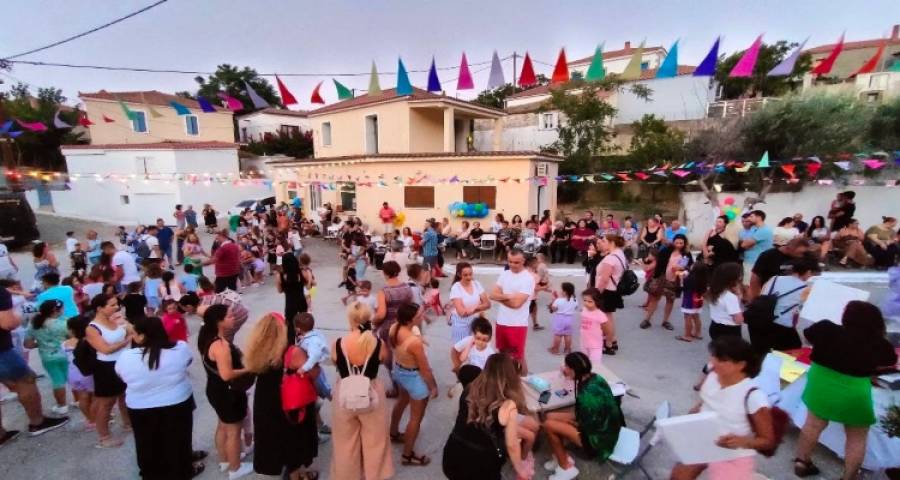 &Tau;&alpha; &Kappa;&alpha;&mu;ί&nu;&iota;&alpha; &sigma;&tau;ή&nu;&omicron;&upsilon;&nu; &mu;&iota;&alpha; &mu;&epsilon;&gamma;ά&lambda;&eta; &gamma;&iota;&omicron;&rho;&tau;ή &gamma;&iota;&alpha; &tau;&alpha; &pi;&alpha;&iota;&delta;&iota;ά | &Pi;&alpha;&iota;&chi;&nu;ί&delta;&iota;&alpha;, &epsilon;&kappa;&pi;&lambda;ή&xi;&epsilon;&iota;&sigmaf; &kappa;&alpha;&iota; &theta;&epsilon;&rho;&iota;&nu;ό &sigma;&iota;&nu;&epsilon;&mu;ά &sigma;&tau;&omicron; &gamma;&epsilon;&phi;ύ&rho;&iota; &tau;&omicron;&upsilon; &chi;&omega;&rho;&iota;&omicron;ύ!