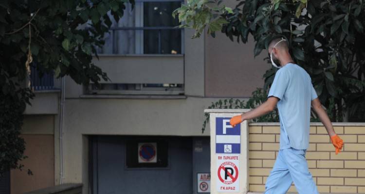 Κόκκινος συναγερμός μετά τα 19 κρούσματα σε γηροκομείο στο Μαρούσι | Ο κίνδυνος στις κλειστές δομές