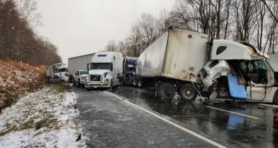 Φονική καραμπόλα με 30 οχήματα- Δύο νεκροί και 44 τραυματίες [βίντεο]