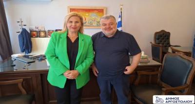 &Mu;&epsilon; &tau;&omicron; &Delta;ή&mu;&alpha;&rho;&chi;&omicron; &Alpha;&rho;&gamma;&omicron;&sigma;&tau;&omicron;&lambda;ί&omicron;&upsilon; &sigma;&upsilon;&nu;&alpha;&nu;&tau;ή&theta;&eta;&kappa;&epsilon; &eta; &Delta;ή&mu;&alpha;&rho;&chi;&omicron;&sigmaf; &Lambda;ή&mu;&nu;&omicron;&upsilon;