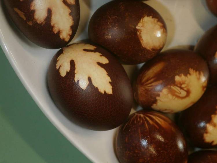 Αποσπερίσματα με παραδοσιακό τρόπο βαφής αυγών