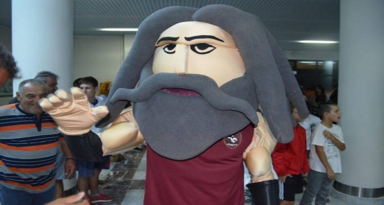 &Lambda;ύ&chi;&nu;&alpha;: &Pi;&alpha;&iota;&chi;&nu;&iota;&delta;&omicron;&kappa;&alpha;&mu;ώ&mu;&alpha;&tau;&alpha; &pi;&alpha;&rho;έ&alpha; &mu;&epsilon; &tau;&omicron;&nu; &laquo;Ή&phi;&alpha;&iota;&sigma;&tau;&omicron;&raquo;