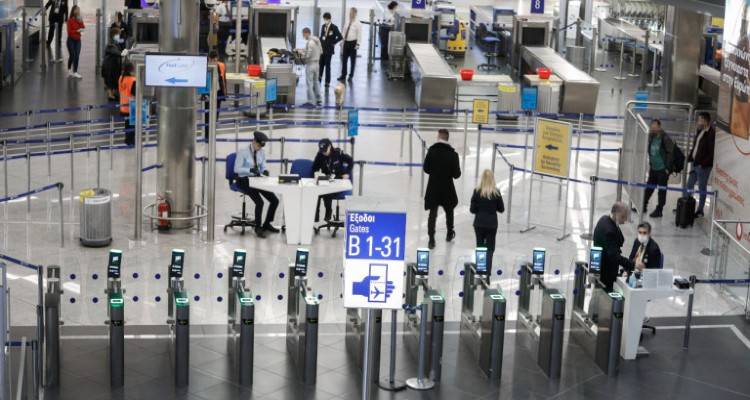 Κορωνοϊός: Αυστηρός έλεγχος σε όσους επαναπατρίζονται | Βαριά πρόστιμα σε 13 που παραβίασαν την καραντίνα