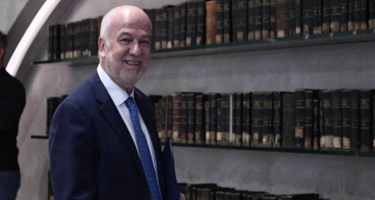 &Omicron; &Gamma;. &Phi;&lambda;&omega;&rho;ί&delta;&eta;&sigmaf; &pi;&alpha;&rho;&omicron;&upsilon;&sigma;ί&alpha;&sigma;&epsilon; &tau;&iota;&sigmaf; &delta;&iota;&alpha;&tau;ά&xi;&epsilon;&iota;&sigmaf; &tau;&omicron;&upsilon; &nu;έ&omicron;&upsilon; &Kappa;ώ&delta;&iota;&kappa;&alpha; &Pi;&omicron;&lambda;&iota;&tau;&iota;&kappa;ή&sigmaf; &Delta;&iota;&kappa;&omicron;&nu;&omicron;&mu;ί&alpha;&sigmaf; -&Tau;&epsilon;&lambda;&epsilon;&sigma;ί&delta;&iota;&kappa;&epsilon;&sigmaf; &alpha;&pi;&omicron;&phi;ά&sigma;&epsilon;&iota;&sigmaf; &sigma;&epsilon; 630 &eta;&mu;έ&rho;&epsilon;&sigmaf;