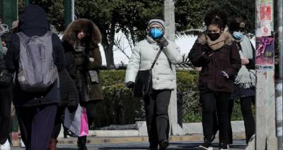 &Kappa;&omicron;&rho;&omega;&nu;&omicron;ϊό&sigmaf;: &Sigma;&tau;&alpha; 16.558 &tau;&alpha; &nu;έ&alpha; &kappa;&rho;&omicron;ύ&sigma;&mu;&alpha;&tau;&alpha;, 56 &theta;ά&nu;&alpha;&tau;&omicron;&iota;, 341 &omicron;&iota; &delta;&iota;&alpha;&sigma;&omega;&lambda;&eta;&nu;&omega;&mu;έ&nu;&omicron;&iota;