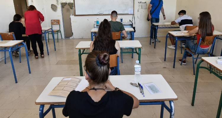 Αντίστροφη μέτρηση για τις Πανελλαδικές: Με ελάχιστη βάση εισαγωγής και διπλά μηχανογραφικά | Τι αλλάζει