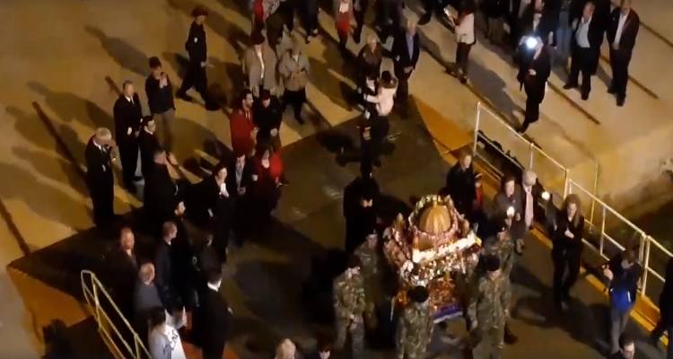 Ά&gamma;&iota;&omicron;&sigmaf; &Epsilon;&upsilon;&sigma;&tau;&rho;ά&tau;&iota;&omicron;&sigmaf;: &Pi;&epsilon;&rho;&iota;&phi;&omicron;&rho;ά &epsilon;&pi;&iota;&tau;&alpha;&phi;ί&omicron;&upsilon; &sigma;&tau;&omicron; &pi;&lambda;&omicron;ί&omicron; &tau;&eta;&sigmaf; &gamma;&rho;&alpha;&mu;&mu;ή&sigmaf; (video)