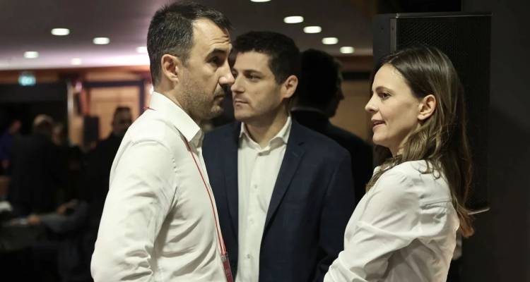 &Sigma;&tau;&alpha; &delta;ύ&omicron; &omicron; &Sigma;&Upsilon;&Rho;&Iota;&Zeta;&Alpha; &kappa;&alpha;&iota; &sigma;&tau;&eta; &mu;έ&sigma;&eta; &omicron; &Alpha;&lambda;έ&xi;&eta;&sigmaf; &Tau;&sigma;ί&pi;&rho;&alpha;&sigmaf; | &Sigma;&upsilon;&gamma;&kappa;&rho;&omicron;&tau;&omicron;ύ&nu; &tau;&eta; &nu;έ&alpha; &Kappa;&omicron;&iota;&nu;&omicron;&beta;&omicron;&upsilon;&lambda;&epsilon;&upsilon;&tau;&iota;&kappa;ή &Omicron;&mu;ά&delta;&alpha; &omicron;&iota; 11 &mu;έ&chi;&rho;&iota; &tau;&eta;&nu; &Tau;&epsilon;&tau;ά&rho;&tau;&eta;
