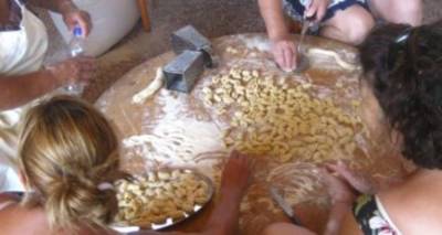 &Kappa;&alpha;&iota; &phi;έ&tau;&omicron;&sigmaf; "&Lambda;ά&tau;&epsilon; &sigma;&tau;&sigma;' &Alpha;&gamma;&kappa;&alpha;&rho;&upsilon;ώ&nu;&epsilon;&sigmaf; &nu;&alpha; &sigma;&alpha;&sigmaf; &phi;&lambda;έ&psi;&omicron;&upsilon;&mu; &mu;&alpha;&kappa;&alpha;&rho;ό&nu;&epsilon;&sigmaf;&raquo;.