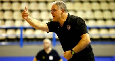 &Mu;&alpha;&nu;&omega;&lambda;ό&pi;&omicron;&upsilon;&lambda;&omicron;&sigmaf;: &laquo;&Nu;&alpha; &sigma;&tau;&rho;έ&psi;&omicron;&upsilon;&nu; ό&lambda;&omicron;&iota; &tau;&alpha; &beta;&lambda;έ&mu;&mu;&alpha;&tau;ά &tau;&omicron;&upsilon;&sigmaf; &sigma;&tau;&eta; &Lambda;ή&mu;&nu;&omicron;&raquo;