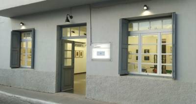 &Eta; art gallery Poseidon &pi;&alpha;&rho;&omicron;&upsilon;&sigma;&iota;ά&zeta;&epsilon;&iota; &tau;&eta;&nu; &omicron;&mu;&alpha;&delta;&iota;&kappa;ή έ&kappa;&theta;&epsilon;&sigma;&eta; &ldquo;&Kappa;&alpha;&nu;&theta;ό&sigmaf;&rdquo;