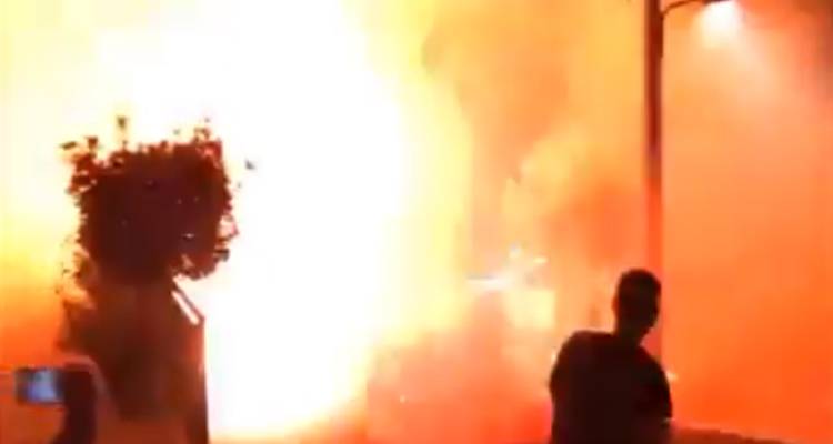 &Lambda;ή&mu;&nu;&omicron;&sigmaf;: &laquo;&Chi;&rho;&iota;&sigma;&tau;ό&sigmaf; &Alpha;&nu;έ&sigma;&tau;&eta;&raquo; &kappa;&alpha;&iota; &eta; &nu;ύ&chi;&tau;&alpha; έ&gamma;&iota;&nu;&epsilon; &mu;έ&rho;&alpha; &sigma;&tau;&omicron; &Alpha;&nu;&delta;&rho;ώ&nu;&iota;! (video)