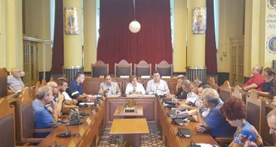 Έ&kappa;&tau;&alpha;&kappa;&tau;&eta; &sigma;&upsilon;&nu;&epsilon;&delta;&rho;ί&alpha;&sigma;&eta; &tau;&omicron;&upsilon; &Sigma;&upsilon;&nu;&tau;&omicron;&nu;&iota;&sigma;&tau;&iota;&kappa;&omicron;ύ &Omicron;&rho;&gamma;ά&nu;&omicron;&upsilon; &Pi;&omicron;&lambda;&iota;&tau;&iota;&kappa;ή&sigmaf; &Pi;&rho;&omicron;&sigma;&tau;&alpha;&sigma;ί&alpha;&sigmaf; &tau;&eta;&sigmaf; &Pi;&epsilon;&rho;&iota;&phi;έ&rho;&epsilon;&iota;&alpha;&sigmaf; &epsilon;&nu;ό&psi;&epsilon;&iota; &kappa;&alpha;&kappa;&omicron;&kappa;&alpha;&iota;&rho;ί&alpha;&sigmaf;