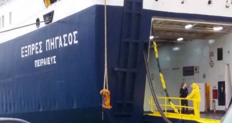 Έσπασε η μπίντα στο λιμάνι της Καβάλας κατά τη διάρκεια της πρόσδεσης του «Εξπρές Πήγασος» (photos)