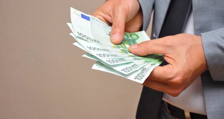 &Pi;&omicron;&iota;&omicron;&iota; &pi;&alpha;ί&rho;&nu;&omicron;&upsilon;&nu; &tau;&omicron; &epsilon;&pi;ί&delta;&omicron;&mu;&alpha; 400 &epsilon;&upsilon;&rho;ώ &alpha;&kappa;ό&mu;&alpha; &kappa;&alpha;&iota; &alpha;&nu; &delta;&epsilon;&nu; έ&chi;&omicron;&upsilon;&nu; &laquo;&kappa;&lambda;&epsilon;ί&sigma;&epsilon;&iota;&raquo; &tau;&alpha; 65