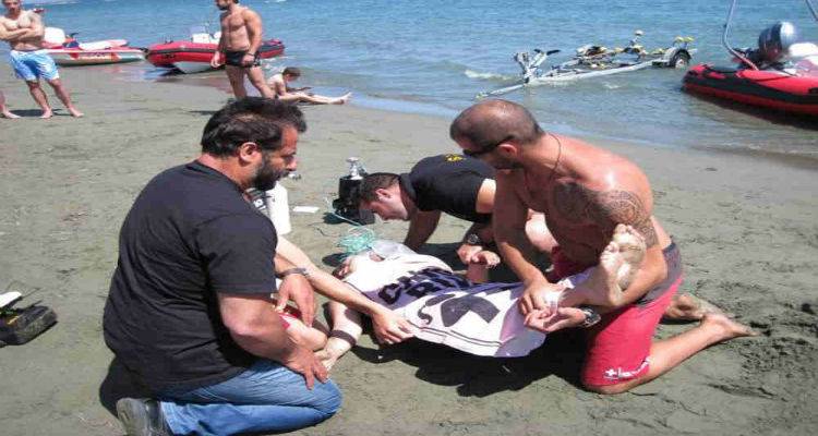 «O πνιγμός δε μοιάζει με πνιγμό…»: Ένα άρθρο που ανατρέπει ό,τι ξέρουμε για τους κινδύνους της θάλασσας