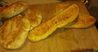 &Pi;ί&tau;&epsilon;&sigmaf; &sigma;&tau;&omicron; &phi;&omicron;ύ&rho;&nu;&omicron; &mu;&epsilon; &epsilon;&lambda;&alpha;&iota;ό&lambda;&alpha;&delta;&omicron;, &delta;&upsilon;ό&sigma;&mu;&omicron; &kappa;&alpha;&iota; &mu;&epsilon;&lambda;ί&chi;&lambda;&omega;&rho;&omicron; &Lambda;ή&mu;&nu;&omicron;&upsilon;