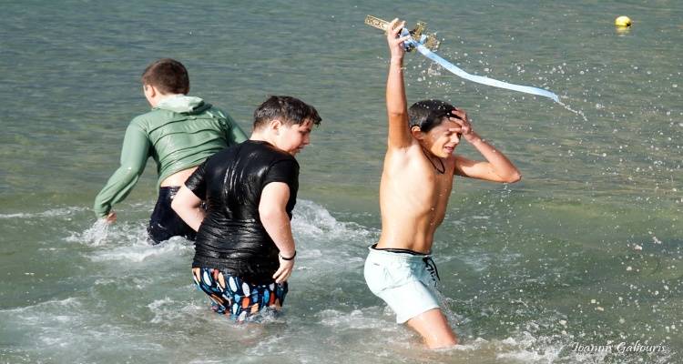 &Alpha;&nu;&delta;&rho;ώ&nu;&iota;: &Alpha;&gamma;&iota;&alpha;&sigma;&mu;ό&sigmaf; &tau;&omega;&nu; &upsilon;&delta;ά&tau;&omega;&nu; &sigma;&tau;&alpha; &Rho;&eta;&chi;ά &Nu;&epsilon;&rho;ά