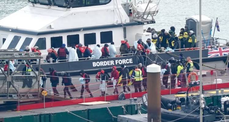 &Beta;&rho;&epsilon;&tau;&alpha;&nu;ί&alpha;: &Alpha;&nu;&tau;&iota;&delta;&rho;&omicron;ύ&nu; &tau;&alpha; &Eta;&Epsilon; &sigma;&tau;&omicron; &nu;&omicron;&mu;&omicron;&sigma;&chi;έ&delta;&iota;&omicron; &gamma;&iota;&alpha; &tau;&eta;&nu; &alpha;&pi;έ&lambda;&alpha;&sigma;&eta; &tau;&omega;&nu; &pi;&alpha;&rho;ά&nu;&omicron;&mu;&omega;&nu; &mu;&epsilon;&tau;&alpha;&nu;&alpha;&sigma;&tau;ώ&nu;