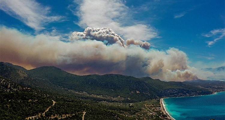 Φωτιά στην Κορινθία: Καίει σε διάσπαρτα μέτωπα - «Μάχη» για δεύτερο 24ωρο