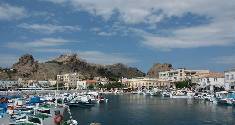 &Lambda;ή&mu;&nu;&omicron;&sigmaf;: &Alpha;&nu;ά&mu;&epsilon;&sigma;&alpha; &sigma;&tau;&omicron; &mu;ύ&theta;&omicron; &kappa;&alpha;&iota; &sigma;&tau;&eta;&nu; &iota;&sigma;&tau;&omicron;&rho;ί&alpha;