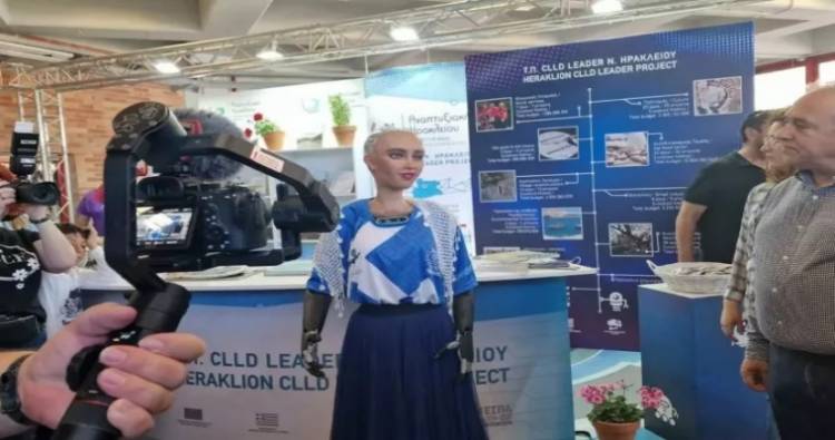 Κρητικιά η... Σοφία: Το ρομπότ φόρεσε κρητικό σαρίκι κι έκλεψε την παράσταση στην Ολυμπιάδα Ρομποτικής - Δείτε βίντεο