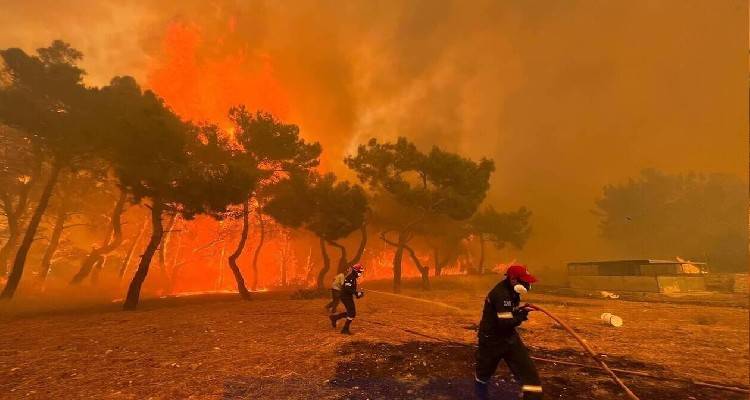Η μυρωδιά του καμένου έφτασε μέχρι την Λήμνο